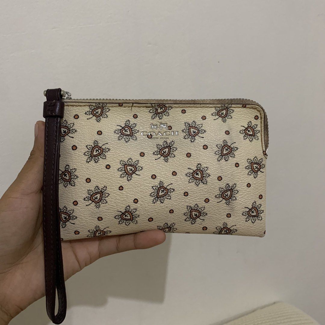 Coach Paisley Corner Zip Wristlet (Category: Purses & Pouches) located in Surigao. Submitted by luxxbytm.ph (Listing ID 1465510078, Image 2). Description: Check po pic sa flaws. Washable dirt..