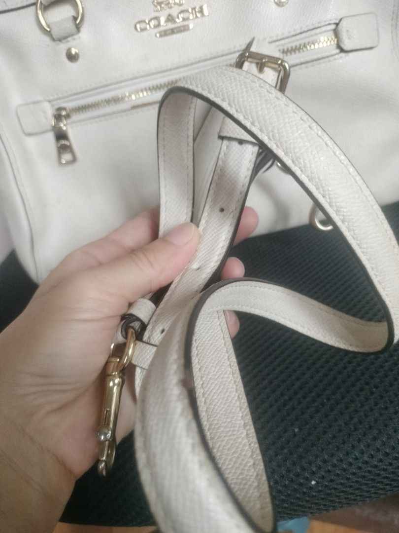 Coach project bag (Category: Cross-body Bags) located in Cavite. Submitted by annasoriano1982 (Listing ID 1465384270, Image 3). Description: pls see pictures po lalo sa handle and need repaint sa mga marunong lang po mag restore ng bags kaya project bag napo yung loob ng bag ang ganda pa at malinis sling nya maganda pa din intact rubber lining lahat.