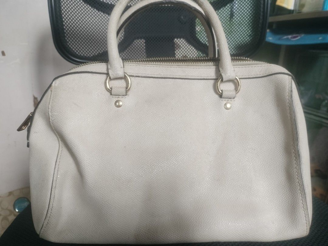 Coach project bag (Category: Cross-body Bags) located in Cavite. Submitted by annasoriano1982 (Listing ID 1465384270, Image 2). Description: pls see pictures po lalo sa handle and need repaint sa mga marunong lang po mag restore ng bags kaya project bag napo yung loob ng bag ang ganda pa at malinis sling nya maganda pa din intact rubber lining lahat.