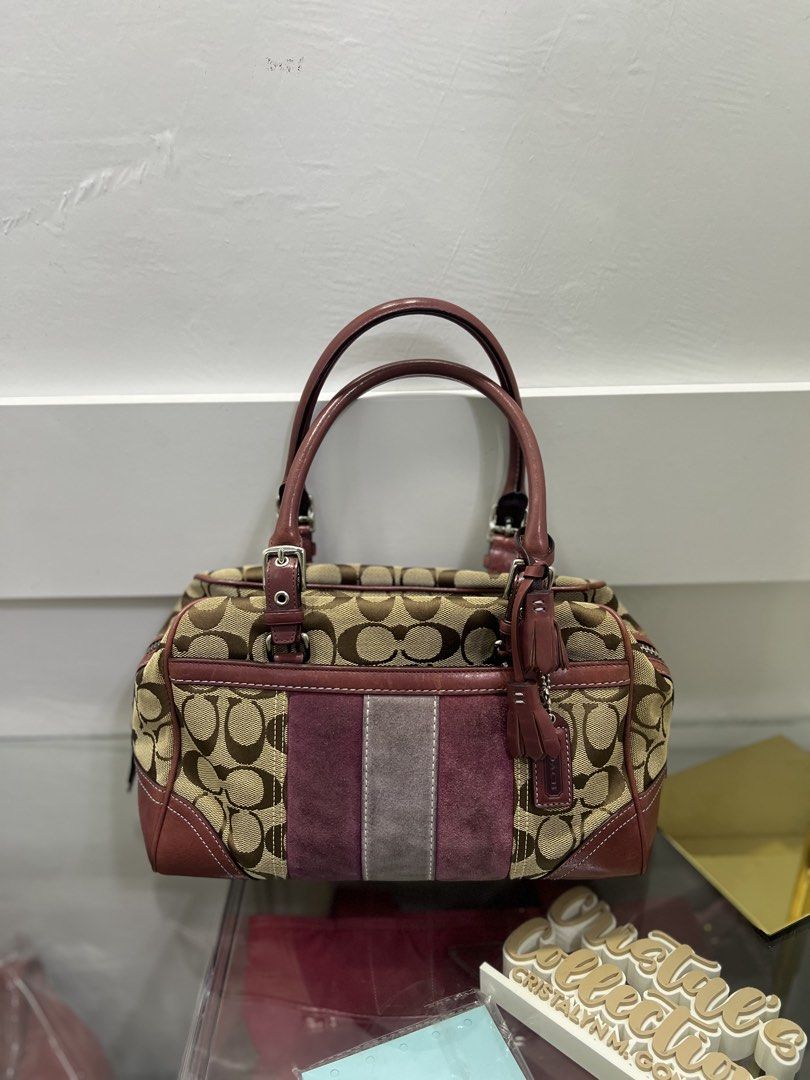 Coach Signature Small Boston Bag (Category: Shoulder Bags) located in Cabanatuan. Submitted by cristalyngonzales (Listing ID 1465487558, Image 1). Description: Very good cond minimal usage only .