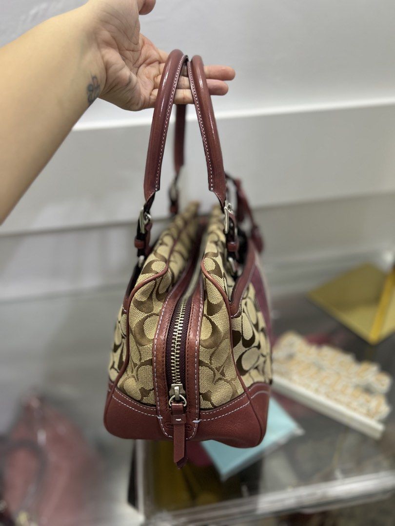 Coach Signature Small Boston Bag (Category: Shoulder Bags) located in Cabanatuan. Submitted by cristalyngonzales (Listing ID 1465487558, Image 2). Description: Very good cond minimal usage only .