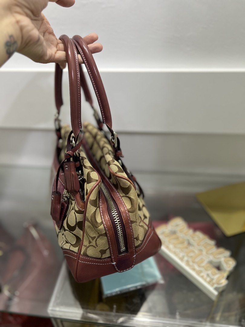 Coach Signature Small Boston Bag (Category: Shoulder Bags) located in Cabanatuan. Submitted by cristalyngonzales (Listing ID 1465487558, Image 3). Description: Very good cond minimal usage only .