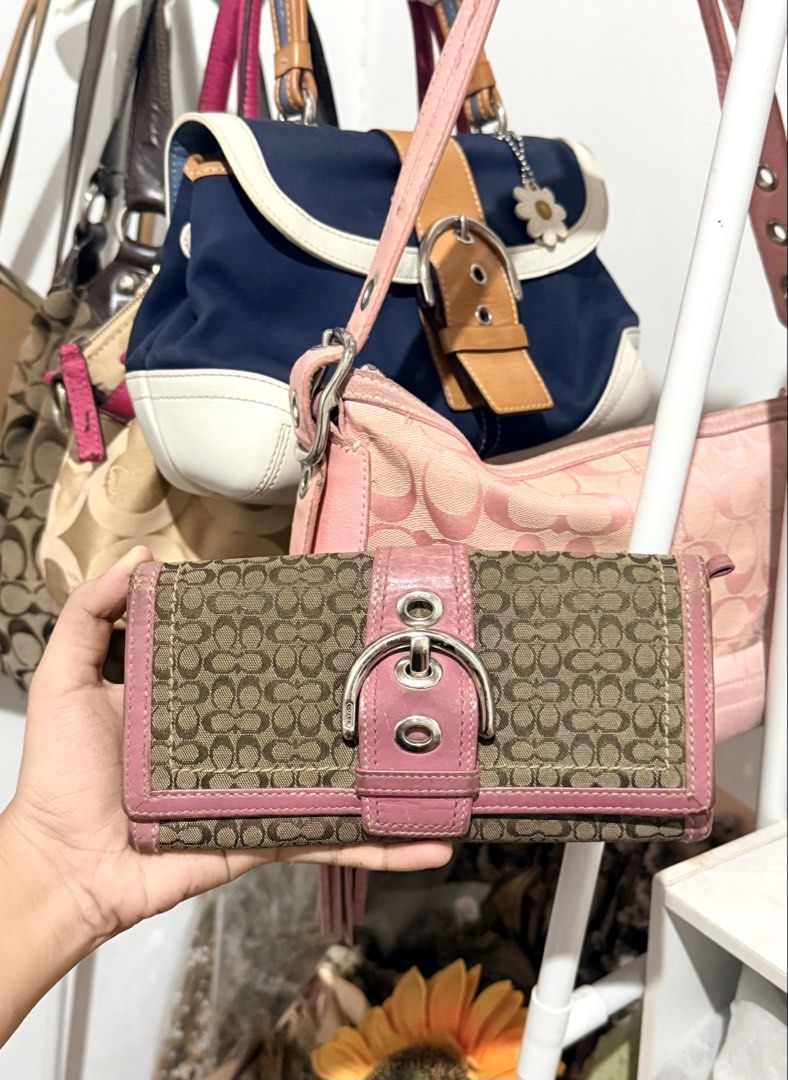 Coach Soho Long Wallet (Category: Wallets & Card holders) located in San Fernando. Submitted by lei_sheena (Listing ID 1465505133, Image 1). Description: Authentic & Original Flaws (sign of usage on sides of the leather, some discoloration inside and outside) no rubs on canvas no crackings inside .