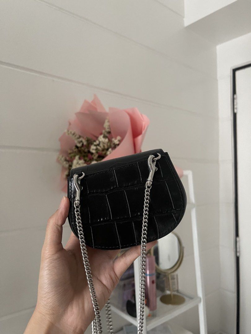 Coach Turn Lock Card Case (Category: Cross-body Bags) located in Manila. Submitted by quasohn (Listing ID 1465441737, Image 2). Description: - 100% original - Brand new - Never been used - 10/10 condition - rfs: decluttering; moving out.