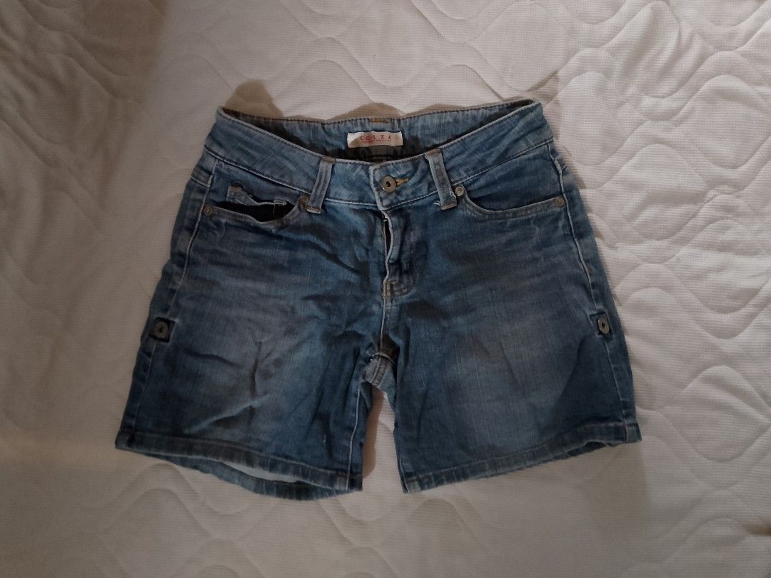 Colza Denim Shorts Blue (Category: Shorts) located in Aroroy. Submitted by itsyviii (Listing ID 1465526080, Image 1). Description: - Brand/Model: Colza denim shorts - Color/Wash: Classic blue wash - Fit: Comfortable mid-rise - Features: Functional front and back pockets, button closure, and zip fly - Vibe: Casual and stylish, perfect for sunny weather and everyday wear.