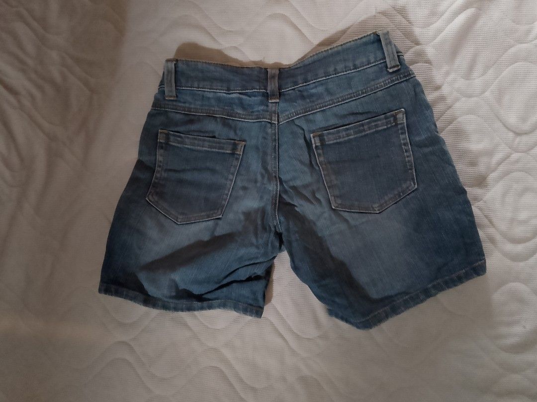 Colza Denim Shorts Blue (Category: Shorts) located in Aroroy. Submitted by itsyviii (Listing ID 1465526080, Image 2). Description: - Brand/Model: Colza denim shorts - Color/Wash: Classic blue wash - Fit: Comfortable mid-rise - Features: Functional front and back pockets, button closure, and zip fly - Vibe: Casual and stylish, perfect for sunny weather and everyday wear.