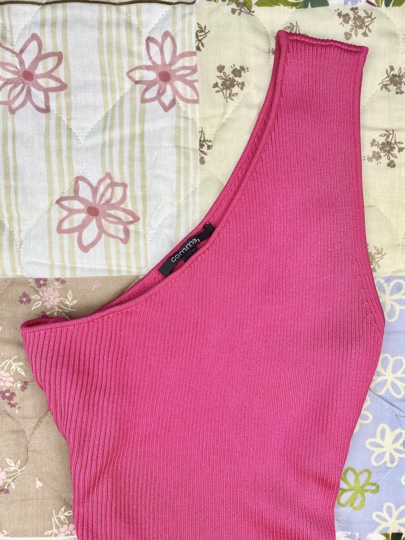 Comma Hot Pink Ribbed One Shoulder Top (Category: Sleeveless) located in Angeles City. Submitted by fruits.ph (Listing ID 1465437267, Image 3). Description: Measurements B:13.5” W:10.5” L:22” Size on Tag: ❌ Best Fit: M-L *Flat lay measurements* Mannequin Size: M (34”; 25”) Color Rate: 10/10 Flaws:None Fabric Type: Knitted Cotton/ Stretchable Fabric ***Color may vary due to lighting. This item is properly washed and disinfected.***.