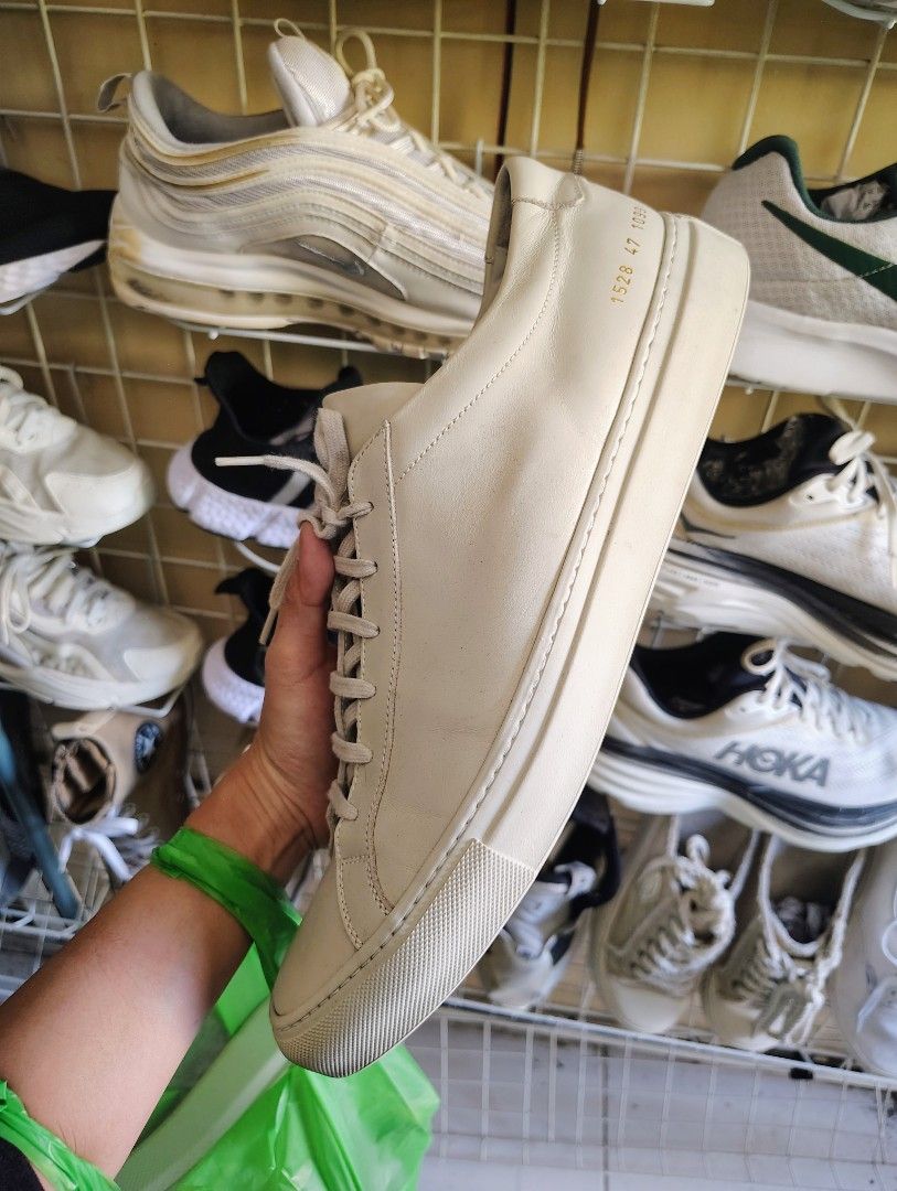 Common Projects sneakers (Category: Sneakers & Footwear) located in San Carlos. Submitted by fashiondesancarlos05 (Listing ID 1465451163, Image 2). Description: Needs cleaning.