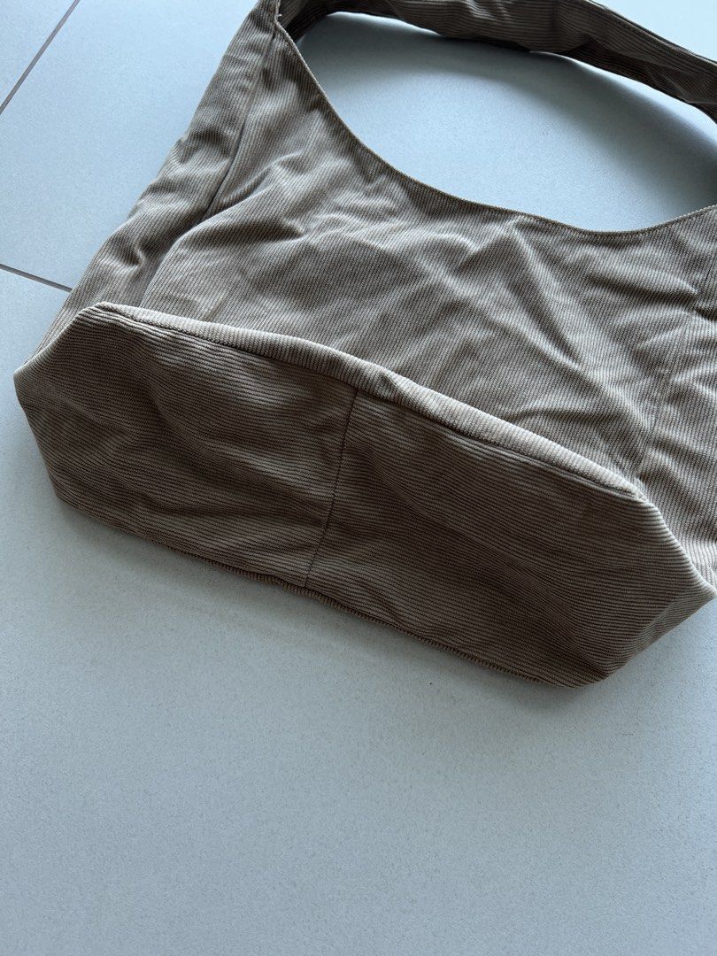 CORDUROY TOTE BAG (Category: Tote Bags) located in Manila. Submitted by scrimpy.co (Listing ID 1465395509, Image 3). Description: CORDUROY TOTE BAG L: 10.5” | W: 15.5” Color rate & Condition: 10/10 Issue: NONE.