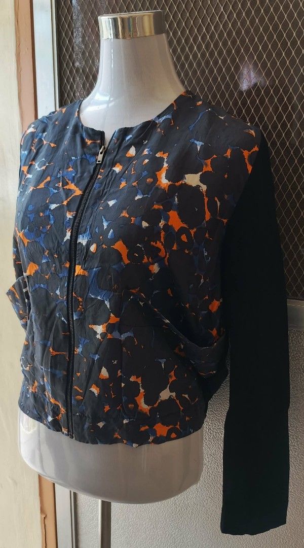 COS Printed Zip-Up Jacket Size M (Category: Coats, Jackets and Outerwear) located in Cebu City. Submitted by violacloset (Listing ID 1465490646, Image 3). Description: Measurements: length: 21 width: 21 1/2.