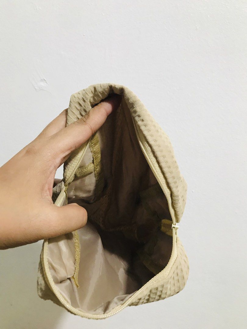 COSMETIC POUCH (Category: Purses & Pouches) located in Gamu. Submitted by 2022bagsbunny (Listing ID 1465404873, Image 3). Description: .