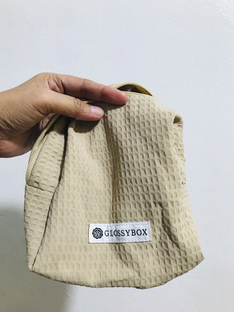 COSMETIC POUCH (Category: Purses & Pouches) located in Gamu. Submitted by 2022bagsbunny (Listing ID 1465404873, Image 1). Description: .