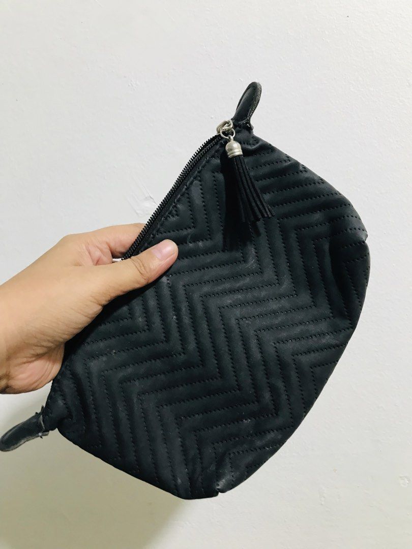 COSMETIC POUCH (Category: Purses & Pouches) located in Gamu. Submitted by 2022bagsbunny (Listing ID 1465411846, Image 2). Description: .