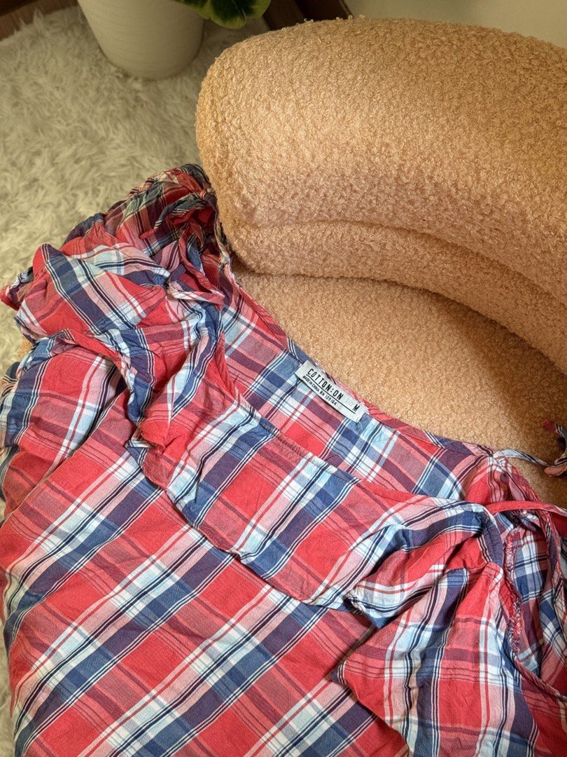 Cotton On Checkered Top (Category: Blouses) located in Quezon City. Submitted by kaye_oineza (Listing ID 1465473792, Image 2). Description: 🤍 Offshie Top Medium-Large Brand: COTTON ON.