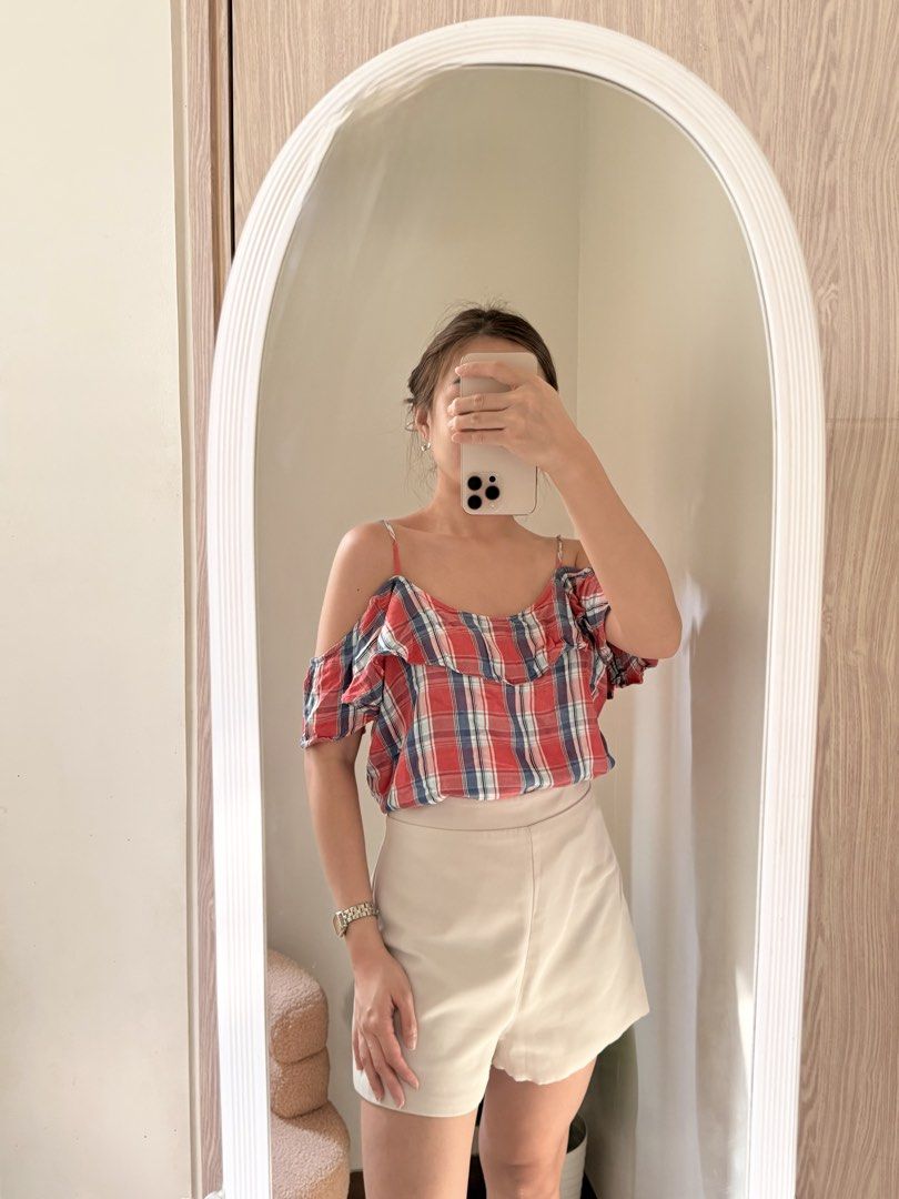 Cotton On Checkered Top (Category: Blouses) located in Quezon City. Submitted by kaye_oineza (Listing ID 1465473792, Image 1). Description: 🤍 Offshie Top Medium-Large Brand: COTTON ON.