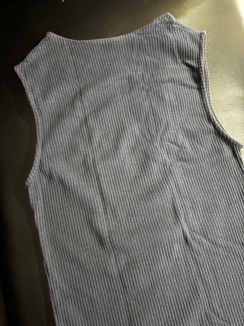 Cotton On Sleeveless Top (Category: Sleeveless) located in Quezon City. Submitted by den.declutters (Listing ID 1465454537, Image 1). Description: .