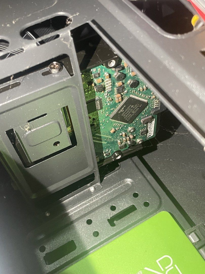 Cpu and monitor (Category: Computer Parts) located in Manila. Submitted by bossb.collections (Listing ID 1465388840, Image 3). Description: Cpu still working Monitor not working .