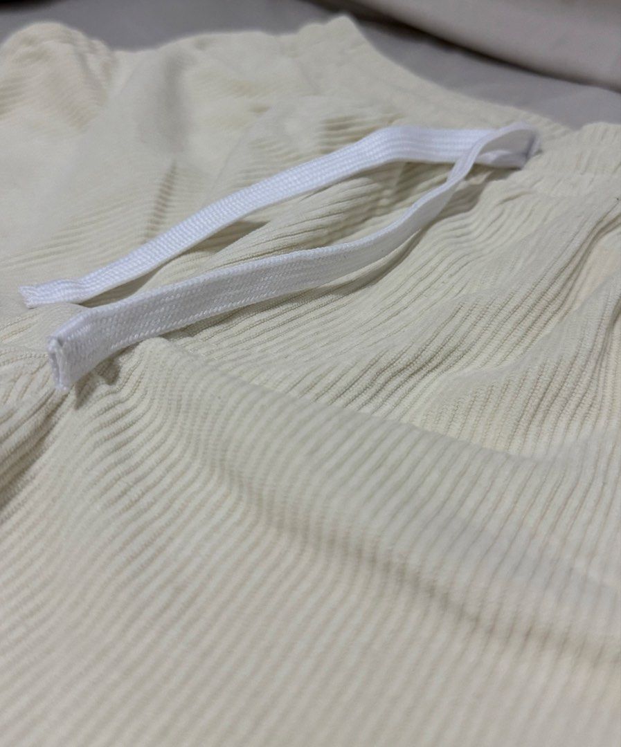 Cream Corduroy Shorts with Drawstring (Category: Shorts) located in Cebu City. Submitted by jnathana (Listing ID 1465571417, Image 3). Description: Corduroy Tailored Short / Plain Shorts 2 Side Pocket plus 1 Back pocket Fabric: Corduroy Size: Medium Waistline: 26 - 33 inches Length: 17 inches Leghole: 20 inches .