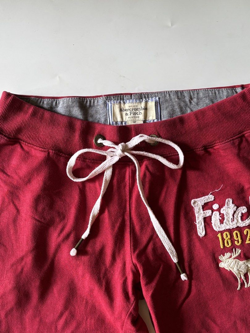 Crimson ‘A&F’ sweatpants (Category: Other Bottoms) located in Dumangas. Submitted by lavish.ph_igshop (Listing ID 1465495211, Image 2). Description: Size: MEDIUM on tag, W till 30 .