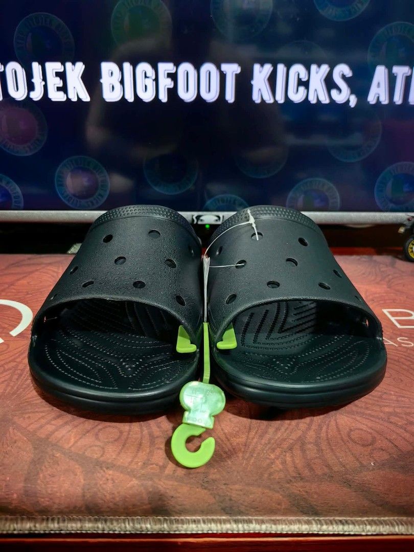 Crocs Saturday slide size 13 US (Category: Slippers & Slides) located in Pasig City. Submitted by titojek (Listing ID 1465436633, Image 2). Description: ⚠️ For sale only. 🔥 Brand new and legit Cr0cs Saturday slide (black) size 13 US. 💵 1,600. Fixed price (2,245 SRP) 🛵 Lalamove or Grab ✈️ J&T and JRS (no rush shipping) 💳 Payment • Gcash or Security Bank ❌ Wala na akong meet up. ❌ Walang COD/COP. ❌ Walang Sh0pee checkout. 📍Pinagbuhatan, Pasig 
