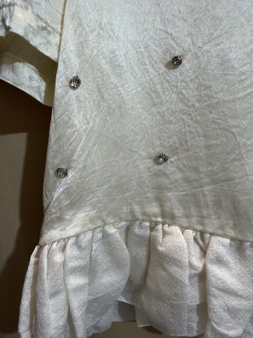 Cropped Blouse (Category: Blouses) located in Manila. Submitted by glamstylemnl (Listing ID 1465498115, Image 2). Description: ♡ SIZE: L ♡ BUST: 38 ♡ Swipe left to see the actual color & details ♡ subtle embelished detail / ruffled sheer hem ♡ HQ • 10/10 ♡ Ready to wear 👚.