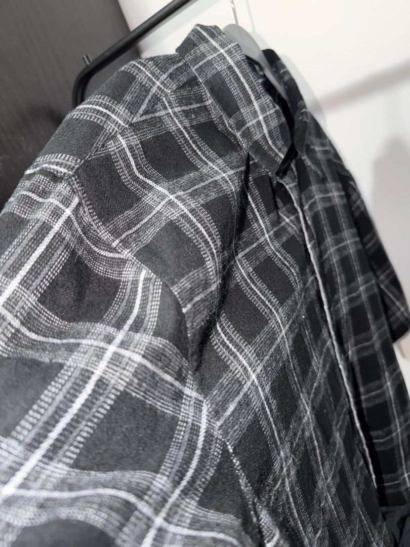 CROPPED B&W Plaid Boxy Shirt (Category: Shirts) located in Cavite. Submitted by jauzjauz (Listing ID 1465536796, Image 3). Description: DIMENSIONS: 22x23.5 Used few times .