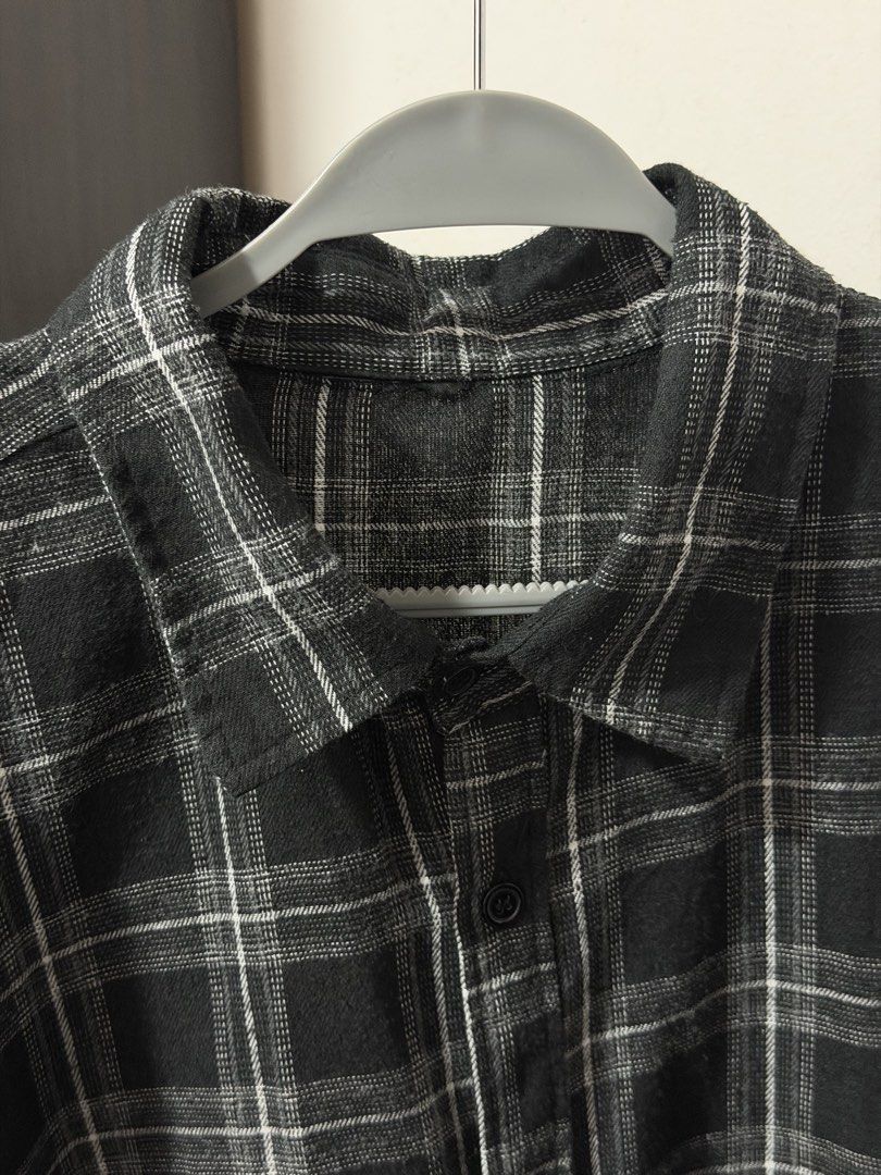 CROPPED B&W Plaid Boxy Shirt (Category: Shirts) located in Cavite. Submitted by jauzjauz (Listing ID 1465536796, Image 2). Description: DIMENSIONS: 22x23.5 Used few times .