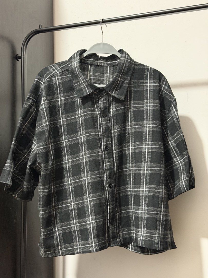 CROPPED B&W Plaid Boxy Shirt (Category: Shirts) located in Cavite. Submitted by jauzjauz (Listing ID 1465536796, Image 1). Description: DIMENSIONS: 22x23.5 Used few times .