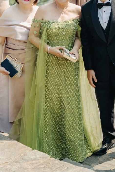 Custom La Cree Off Shoulder Beaded Olive Green Gown (Category: Evening dresses & gowns) located in Quezon City. Submitted by seokjinniescart (Listing ID 1465404090, Image 2). Description: Designer: La Cree Chest - 37 inches Waist - 35 inches Hip - 40 inches Height - 5'4 MOD: Pick-up or SDD only MOP: Gcash, Metrobank, BDO.