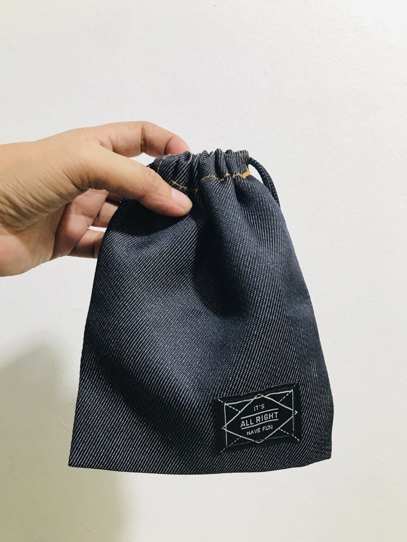 CUTE DRAWSTRING POUCH (Category: Purses & Pouches) located in Gamu. Submitted by 2022bagsbunny (Listing ID 1465407565, Image 1). Description: .