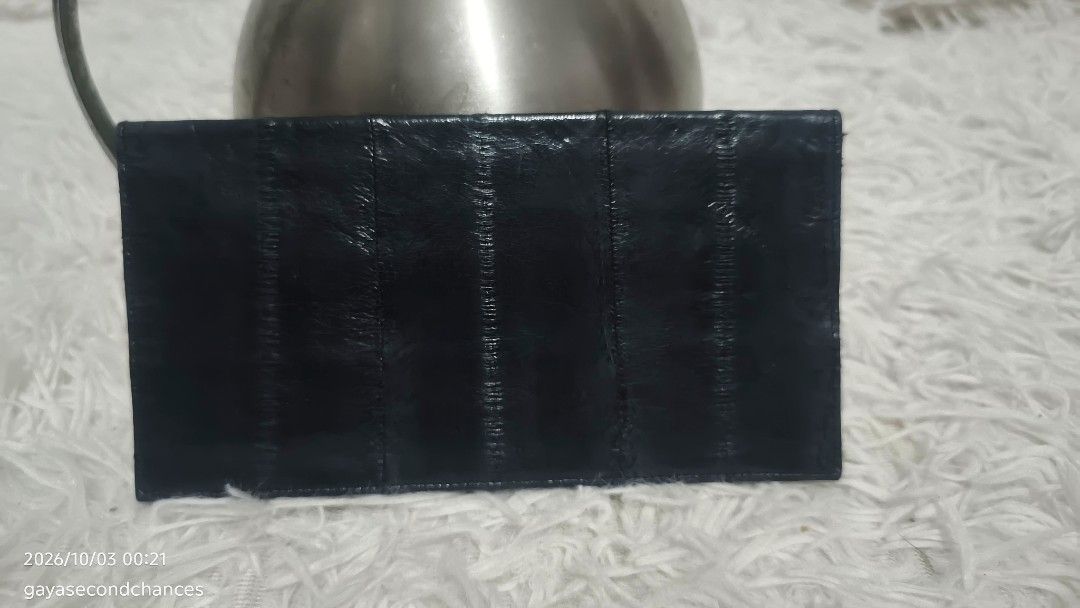 DARK BLUE E EL SKIN LEATHER CHECK BOOK WALLET (Category: Wallets & Card holders) located in Kalibo. Submitted by secondchances.thriftsh8p (Listing ID 1465536693, Image 2). Description: - Color & Finish: Sleek black with a clean dark finish. - Missing zipper puller. - Material: Premium textured panel leather - Design: Slim rectangular shape with stylish stitched vertical segments - Functionality: Multiple slots and compartments for everyday organi
