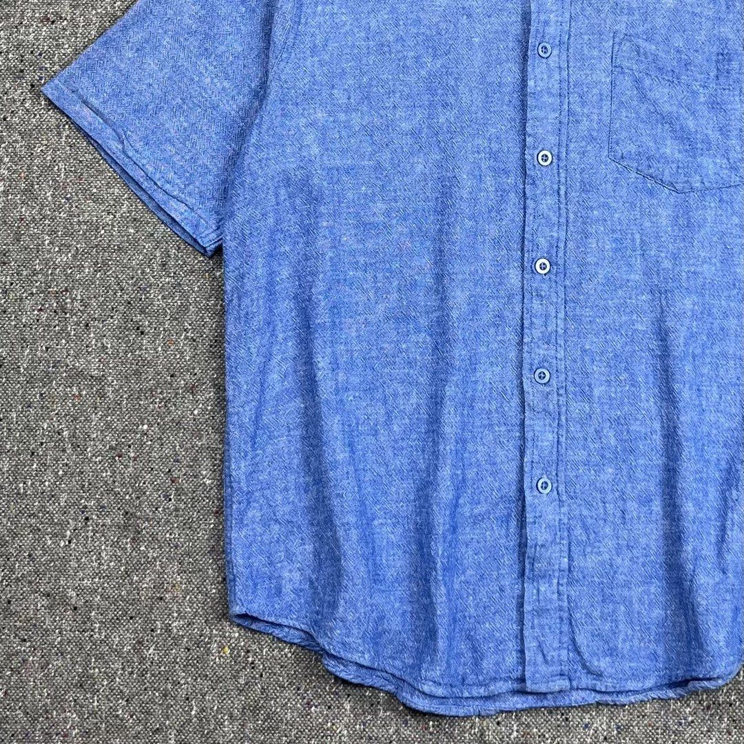David Taylor Chambray button-down shirt (Category: Tshirts & Polo Shirts ) located in Zamboanga. Submitted by rag_20 (Listing ID 1465547051, Image 3). Description: David Taylor Chambray button-down shirt A chambray blue melange colorway men’s short-sleeve linen-blend button-down shirt It features a standard pointed collar, a singular open patch pocket on the left chest, and a slightly curved casual hemline. Size: Medium 17 Shoulder 21 Width 27 Le