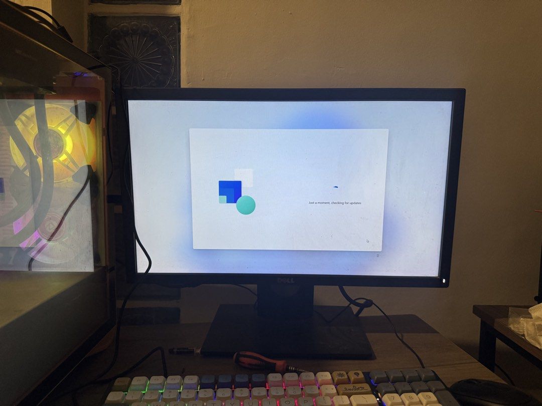 Dell E2216H Monitor (Category: Monitor Screens) located in Caloocan City. Submitted by r3iiji (Listing ID 1465564338, Image 1). Description: may onting dumi sa screen pickup only north caloocan search niyo nalang specs.