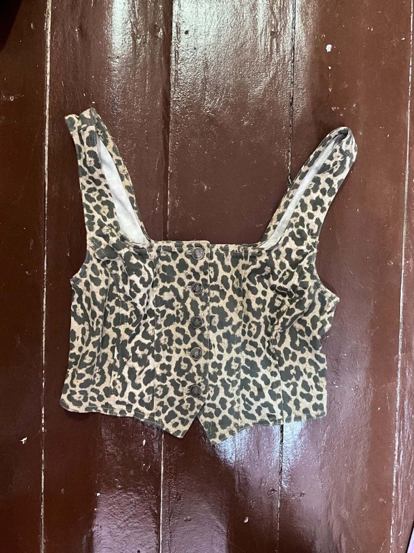 DENIM LEOPARD SLEEVELESS TOP (Category: Sleeveless) located in Manila. Submitted by zesshian (Listing ID 1465508654, Image 1). Description: -used once -denim quality top -sleeveless leopard -leopard top -pm for ww -small to medium.