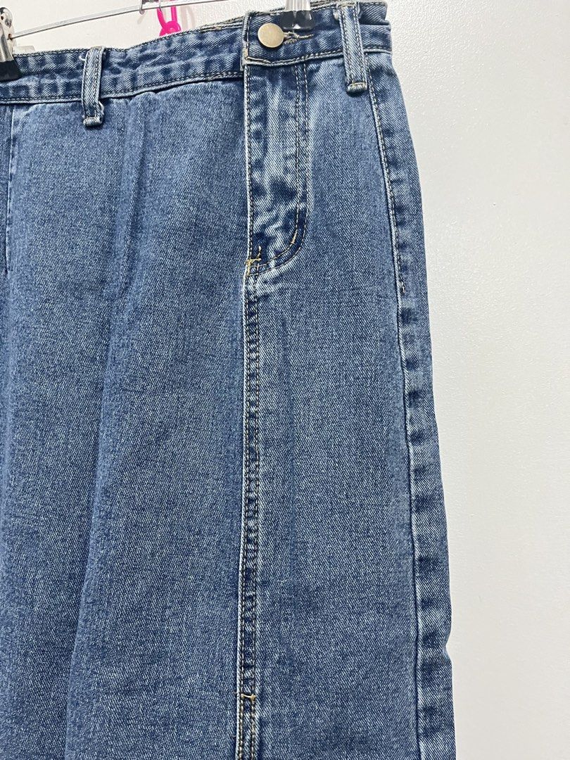 Denim Skirt (Category: Skirts) located in Bacoor. Submitted by lemonsandmelons (Listing ID 1465388948, Image 3). Description: FITS 25 to 26 Maganda ang fit and color.