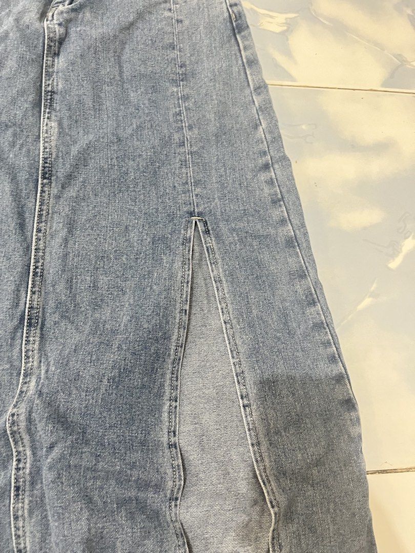 DENIM SKIRT WITH SLIT (Category: Skirts) located in Bacoor. Submitted by lemonsandmelons (Listing ID 1465578796, Image 3). Description: fits 25 to 26.
