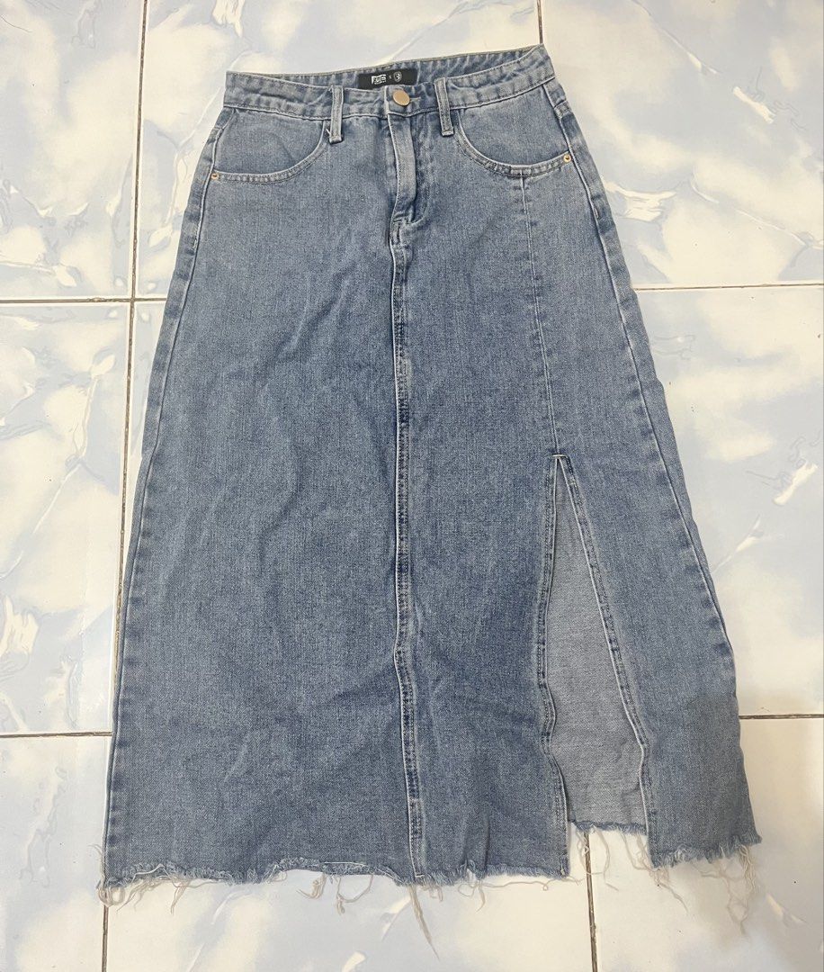 DENIM SKIRT WITH SLIT (Category: Skirts) located in Bacoor. Submitted by lemonsandmelons (Listing ID 1465578796, Image 1). Description: fits 25 to 26.