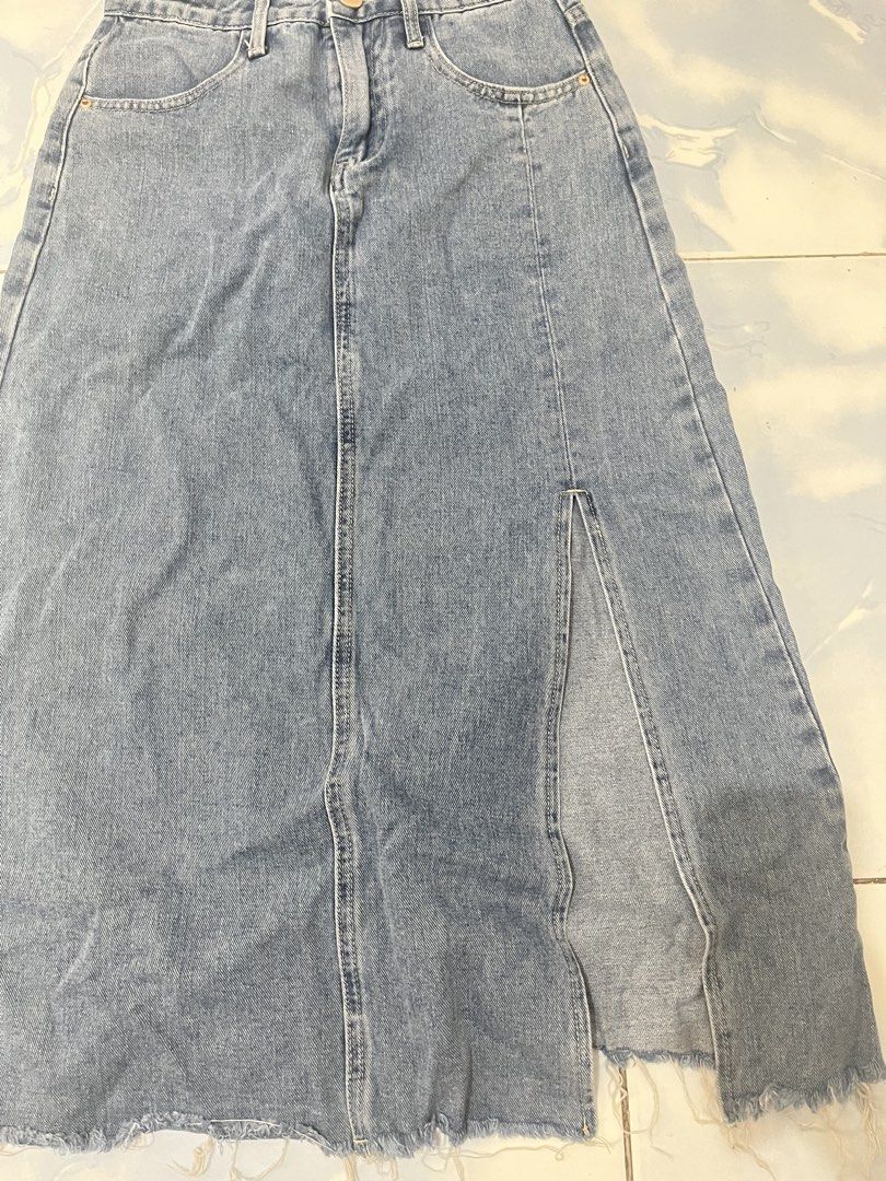 DENIM SKIRT WITH SLIT (Category: Skirts) located in Bacoor. Submitted by lemonsandmelons (Listing ID 1465578796, Image 2). Description: fits 25 to 26.