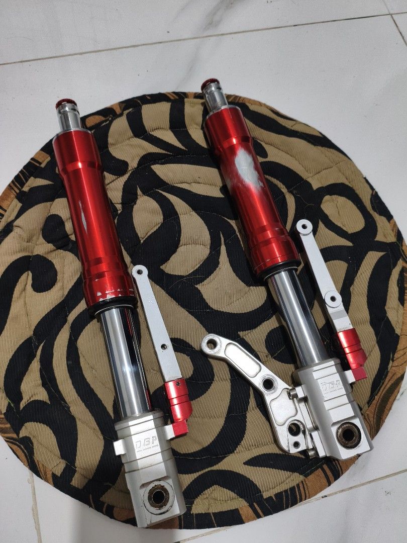 DGP Inverted Front shock Aerox V1 V2 (Category: Suspension Parts & Accessories) located in Makati City. Submitted by rom.rgg (Listing ID 1465567967, Image 2). Description: Original DGP Inverted Front shock aerox V1 V2 🔺 Adjustable preload issue: Need na ipa repack - malambot na play May tagas left side kaya papalitan yung rubber seal pag pinarepack Pass sa maselan Loc: 📍Taguig - Grace residence.
