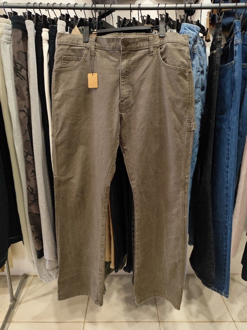Dickies Cargo Pants Olive Green Size 36x32 (Category: Trousers) located in Puerto Princesa. Submitted by secondhand_bliss (Listing ID 1465437396, Image 1). Description: - Brand: Dickies - Color: Olive green - Size: 36" waist, 32" inseam - Material: Sturdy cotton blend with stretch for comfort - Fit: Regular fit, great for everyday workwear - Features: Multiple utility pockets, side hammer loop, branded button closure, and genuine Dickies patch - 
