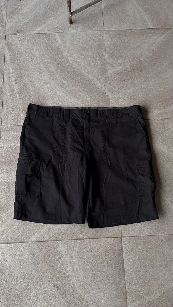Dickies Temp-iQ Flex Cargo Shorts Black Size 50 (Category: Shorts) located in Cabuyao City. Submitted by bulandos (Listing ID 1465473289, Image 2). Description: - Brand: Dickies - Color: Black - Size: 50 - Material: 65% Polyester, 35% Cotton (Made in Nicaragua) - Comfort Tech: Temp-iQ cooling technology and Flex fabric waistband - Pockets: Multiple side cargo pockets and secure back welt pockets - Condition: Excellent / Ready to wear.