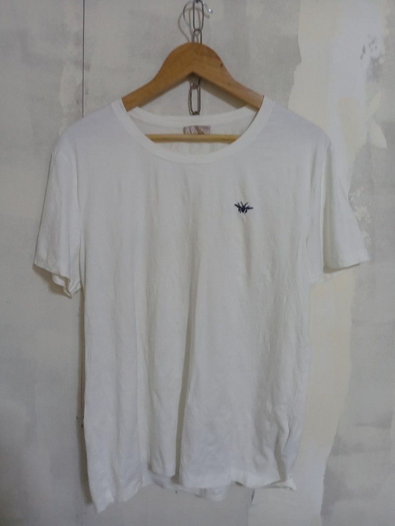 Dior White Bee Embroidered T-Shirt (Category: Shirts) located in Manila. Submitted by drip-from-thrift (Listing ID 1465578419, Image 1). Description: - Brand: Dior - Color: Classic White - Size: Small - Design: Signature embroidered bee logo on the chest - Fit: Regular fit with classic crew neck and short sleeves - Condition: Clean, great everyday staple that easily matches any outfit.