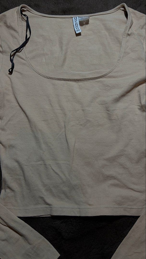 DIVIDED H&M long sleeve top (Category: Longsleeves) located in Valenzuela. Submitted by julijulyxoxo (Listing ID 1465406801, Image 3). Description: MOP: maribank, gcash, maya MOD: J&T Express Item is unwashed. Please wash immediately before wearing! 📍san miguel bulacan .