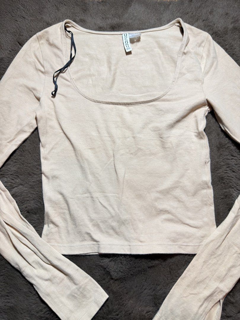 DIVIDED H&M long sleeve top (Category: Longsleeves) located in Valenzuela. Submitted by julijulyxoxo (Listing ID 1465406801, Image 2). Description: MOP: maribank, gcash, maya MOD: J&T Express Item is unwashed. Please wash immediately before wearing! 📍san miguel bulacan .