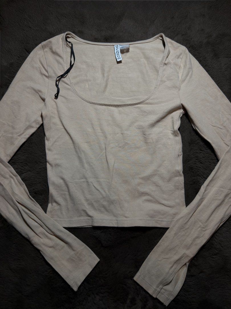DIVIDED H&M long sleeve top (Category: Longsleeves) located in Valenzuela. Submitted by julijulyxoxo (Listing ID 1465406801, Image 1). Description: MOP: maribank, gcash, maya MOD: J&T Express Item is unwashed. Please wash immediately before wearing! 📍san miguel bulacan .
