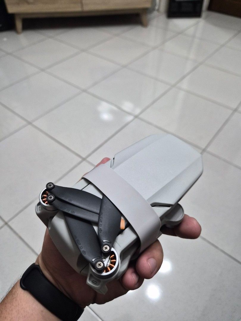 DJI Mini SE (Category: Video Cameras) located in Pasig City. Submitted by alvinpaps (Listing ID 1465490196, Image 2). Description: • Camera Performance: Captures 12-megapixel photos and records up to 2.7K QHD video, supported by a 3-axis motorized gimbal for smooth footage. • Flight Time: Offers up to 30 minutes of max flight time on a single battery. • Safety & Sensors: Features a downward vision system and GPS for stable hovering, though it lac