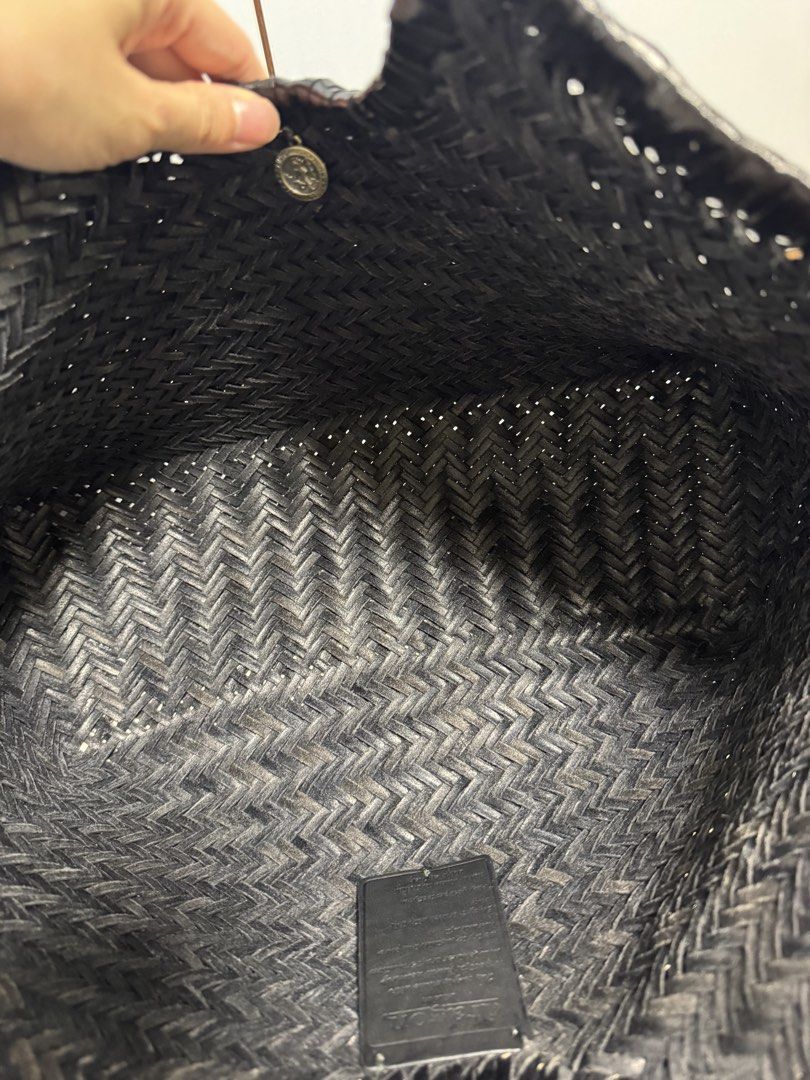 Dragon Diffusion （分類：Tote Bags）位於 Hong Kong。 由 miffyckk 提交（商品編號 1464805189，圖片 4）。簡介： 黑色皮革編織手袋，容量大，可上膊，好裝野。 有塵袋，送內袋 100%real 好新淨，用過幾次。
