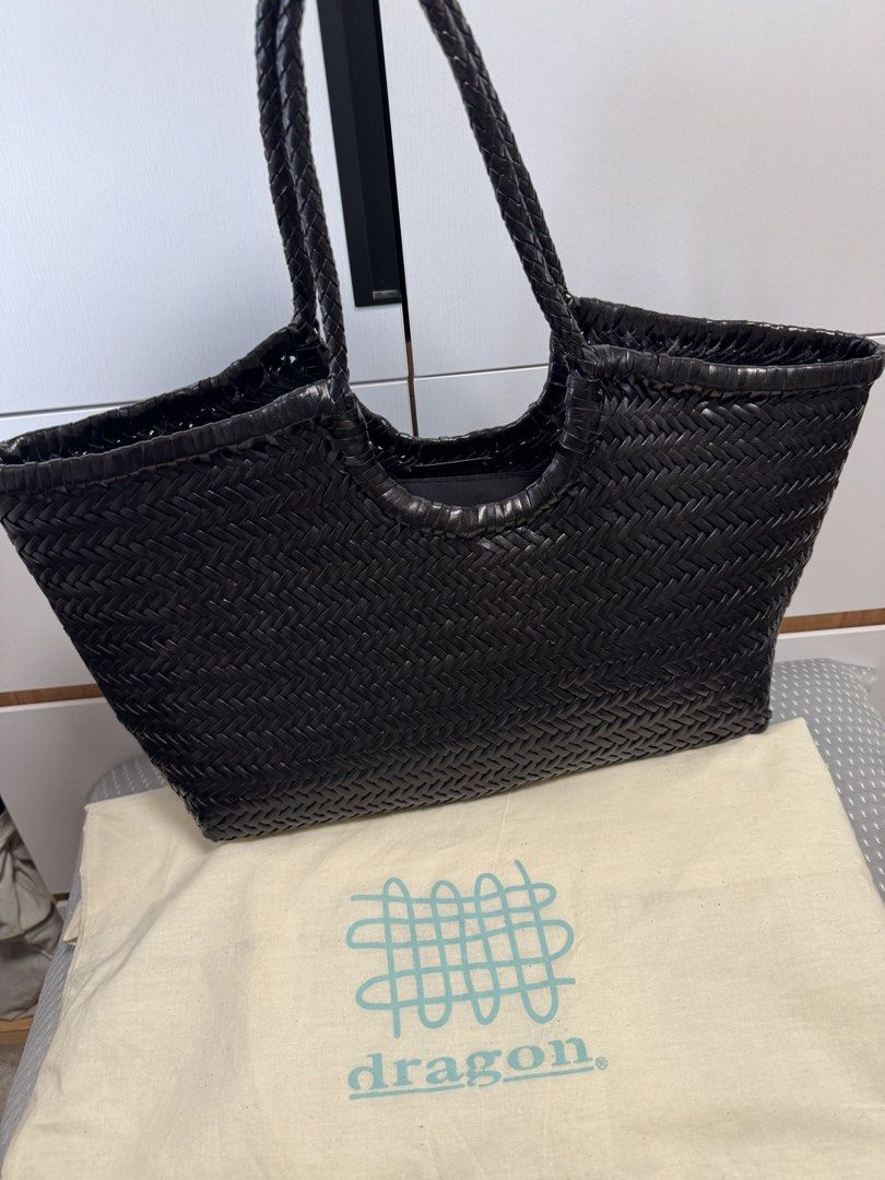Dragon Diffusion （分類：Tote Bags）位於 Hong Kong。 由 miffyckk 提交（商品編號 1464805189，圖片 1）。簡介： 黑色皮革編織手袋，容量大，可上膊，好裝野。 有塵袋，送內袋 100%real 好新淨，用過幾次。
