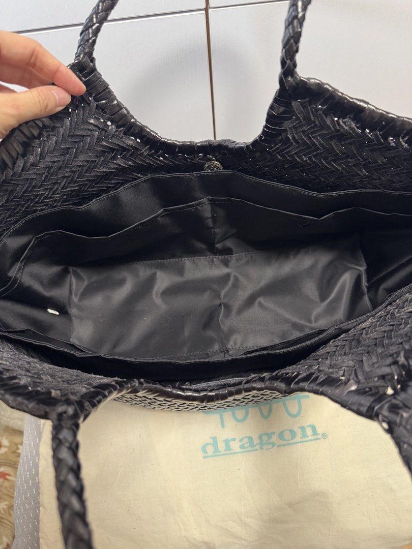 Dragon Diffusion （分類：Tote Bags）位於 Hong Kong。 由 miffyckk 提交（商品編號 1464805189，圖片 5）。簡介： 黑色皮革編織手袋，容量大，可上膊，好裝野。 有塵袋，送內袋 100%real 好新淨，用過幾次。