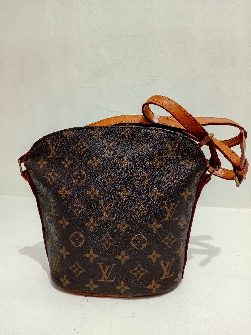 DROUT LV Monogram Leather SHOULDER /CROSSBODY BAG (Category: Luxury Bags & Wallets) located in Manila. Submitted by eriiicaspage (Listing ID 1465435888, Image 3). Description: PreOwned Lightly Used WellUsed DROUT LV Monogram canvas shoulder bag -Small - Iconic brown print with vachetta leather trim and flat oval base - Convenient zip closure, adjustable strap, and interior slip pocket - Beautiful natural patina on the leather trim and bottom base